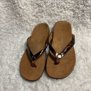 Vionic Brown Tortoise  print leather patent thong sandals size 10